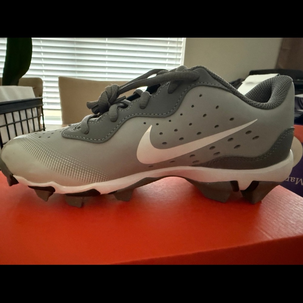 NWB Grey Nike Alpha Huarache Baseball cleats, 5 Youth